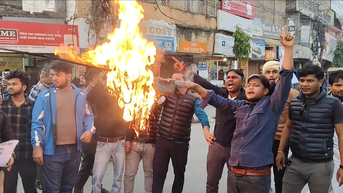 जनकपुर बोल्टसको समर्थकमाथि कुटपिटको विरोधमा जनकपुरमा प्रदर्शन, गृहमन्त्रीको पुतला दहन