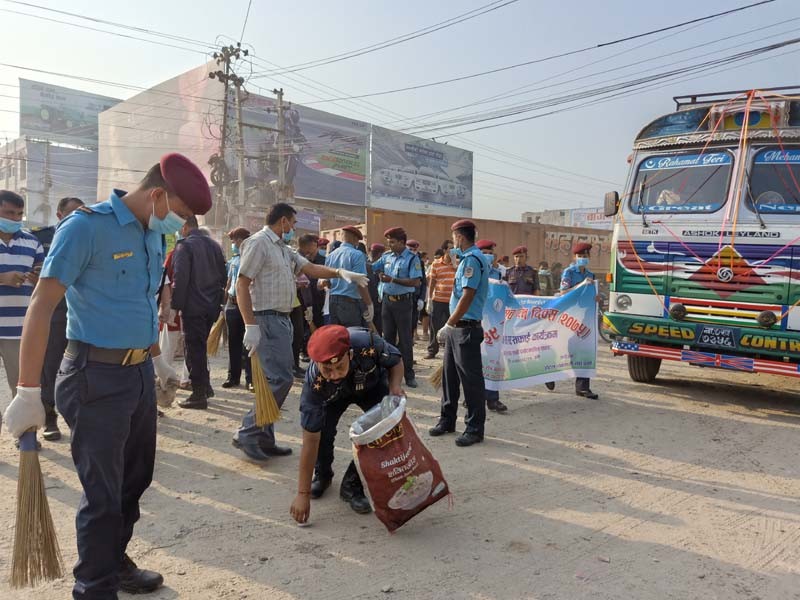 पर्यटन दिवसको अवसरमा वीरगंजको वसपार्कदेखी घण्टाघरसम्मको सरसफाई