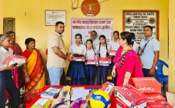 बाल मन्दिर आधारभूत विद्यालयका विद्यार्थीहरुलाई वडाध्यक्ष कानुद्धारा खेलकुद सामग्री वितरण