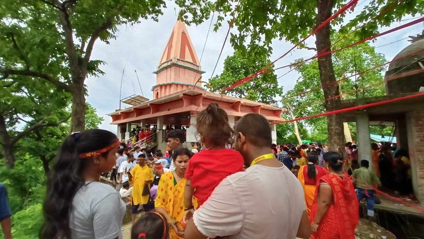 पर्साको दुग्धेश्वरनाथ महादेव मन्दिरमा  दशनार्थीको घुइँचो