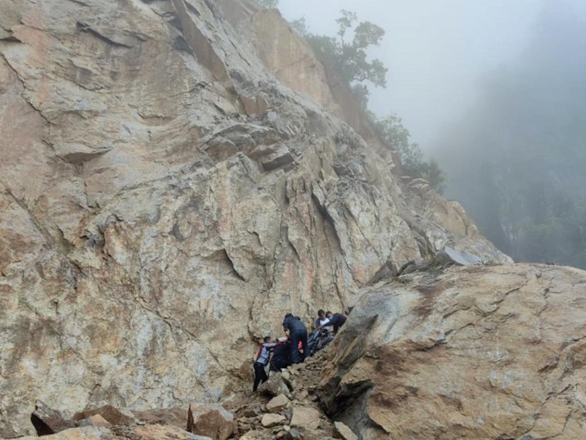 हेटौंडा–ललितपुर जोड्ने कान्ति लोकपथमा पहिरो खस्दा अवरुद्ध