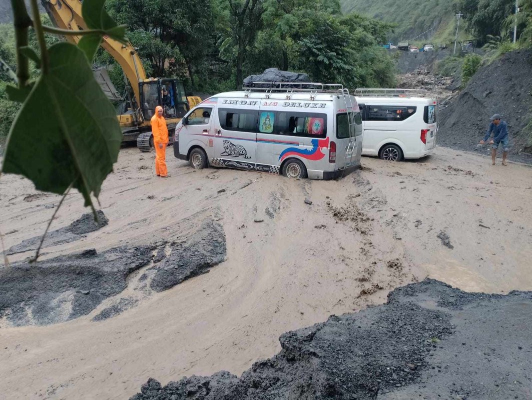 लेदोसहितको पहिरोले वीपी मार्ग अवरुद्ध