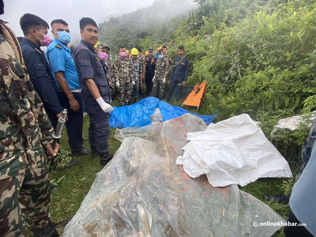 एयर डाइनेस्टीको हेलिकप्टर दुर्घटना हुँदा पाँच जनाको मृत्यु