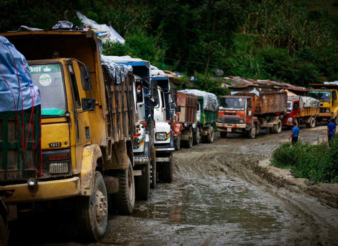 बल प्रयोग गर्दै बञ्चरेडाँडामा खसालियो काठमाडौंको फोहोर