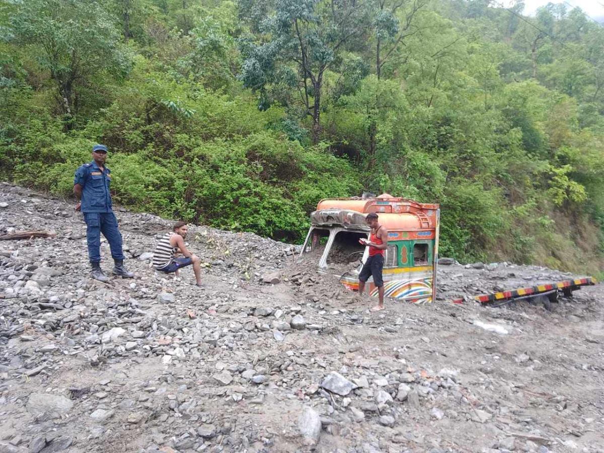 अवरुद्ध मध्यपहाडी लोकमार्ग एकतर्फी सञ्चालनमा